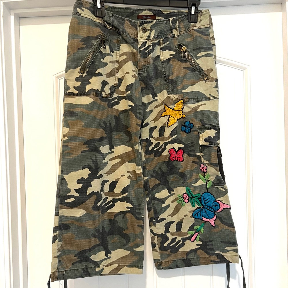 Monteau Juniors Wide Leg Cropped Pant. Camo. Junior Size- Large.